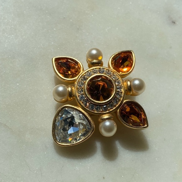 BEAUTIFUL SWAROVSKI gold tone crystal and faux Pearl regal brooch - Picture 6 of 7